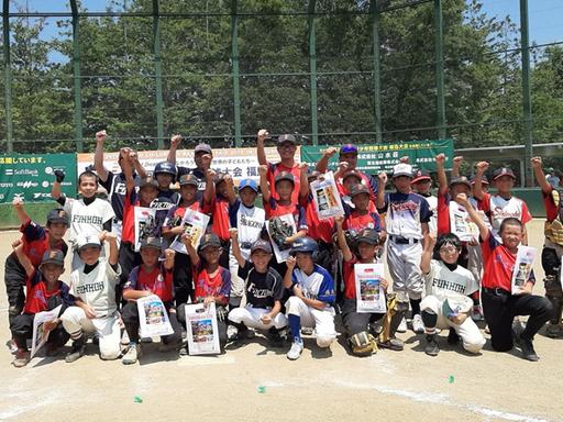 Nachwuchs-Bassballer zeigen ihrer Urkunden bei der „World Children’s Baseball Fair“ in Fukushima