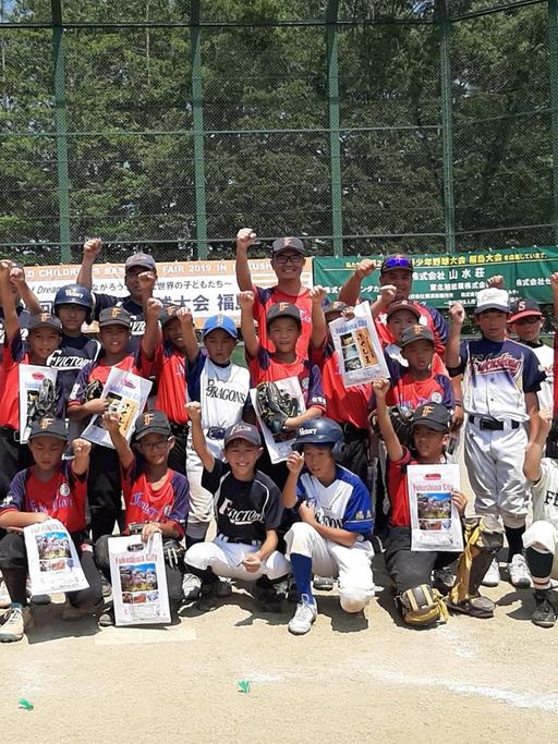 Nachwuchs-Bassballer zeigen ihrer Urkunden bei der „World Children’s Baseball Fair“ in Fukushima