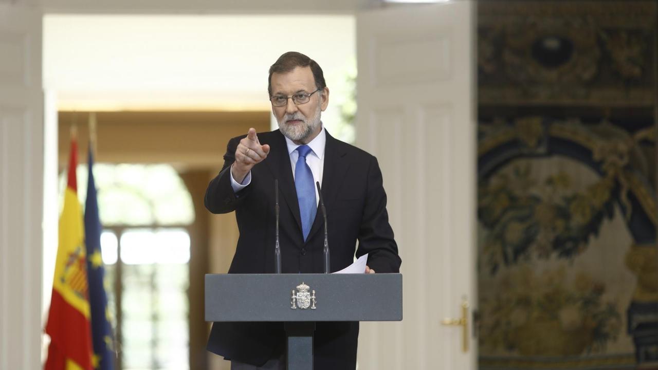Spaniens früherer Regierungschef Mariano Rajoy steht an einem Pult und spricht.
Spaniens früherer Regierungschef Mariano Rajoy steht an einem Pult und spricht.