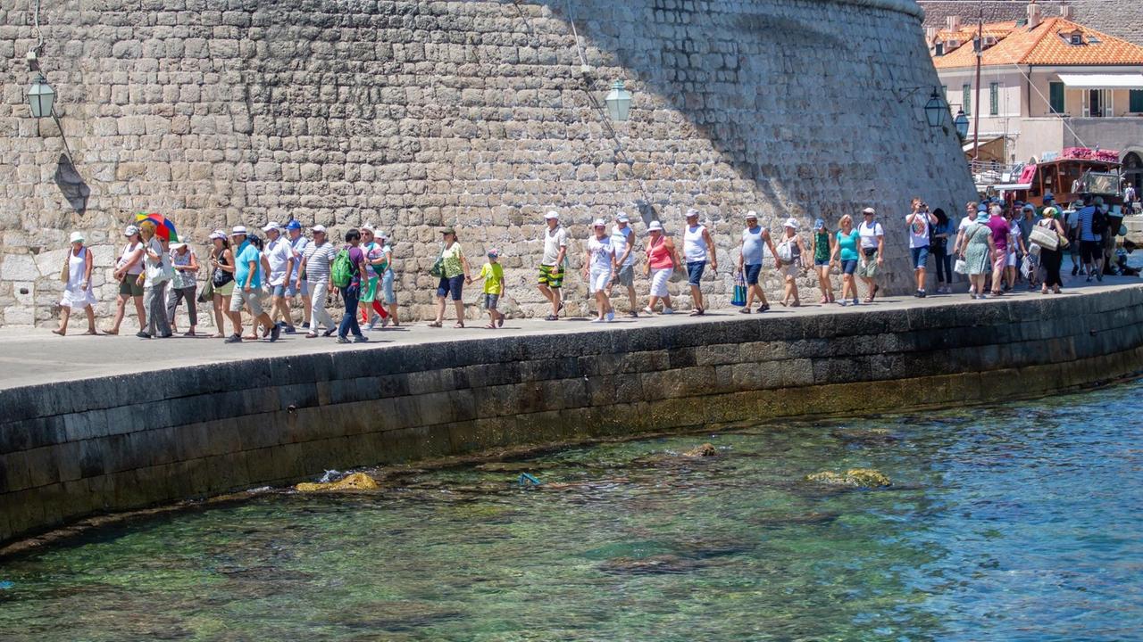 Die kroatische Stadt Dubrovnik wird jeden Sommer von Touristen überflutet.