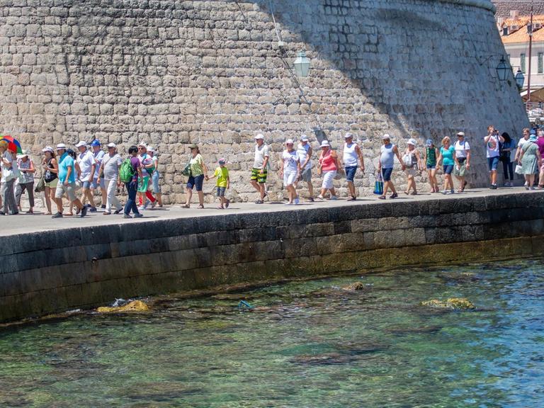 Die kroatische Stadt Dubrovnik wird jeden Sommer von Touristen überflutet.