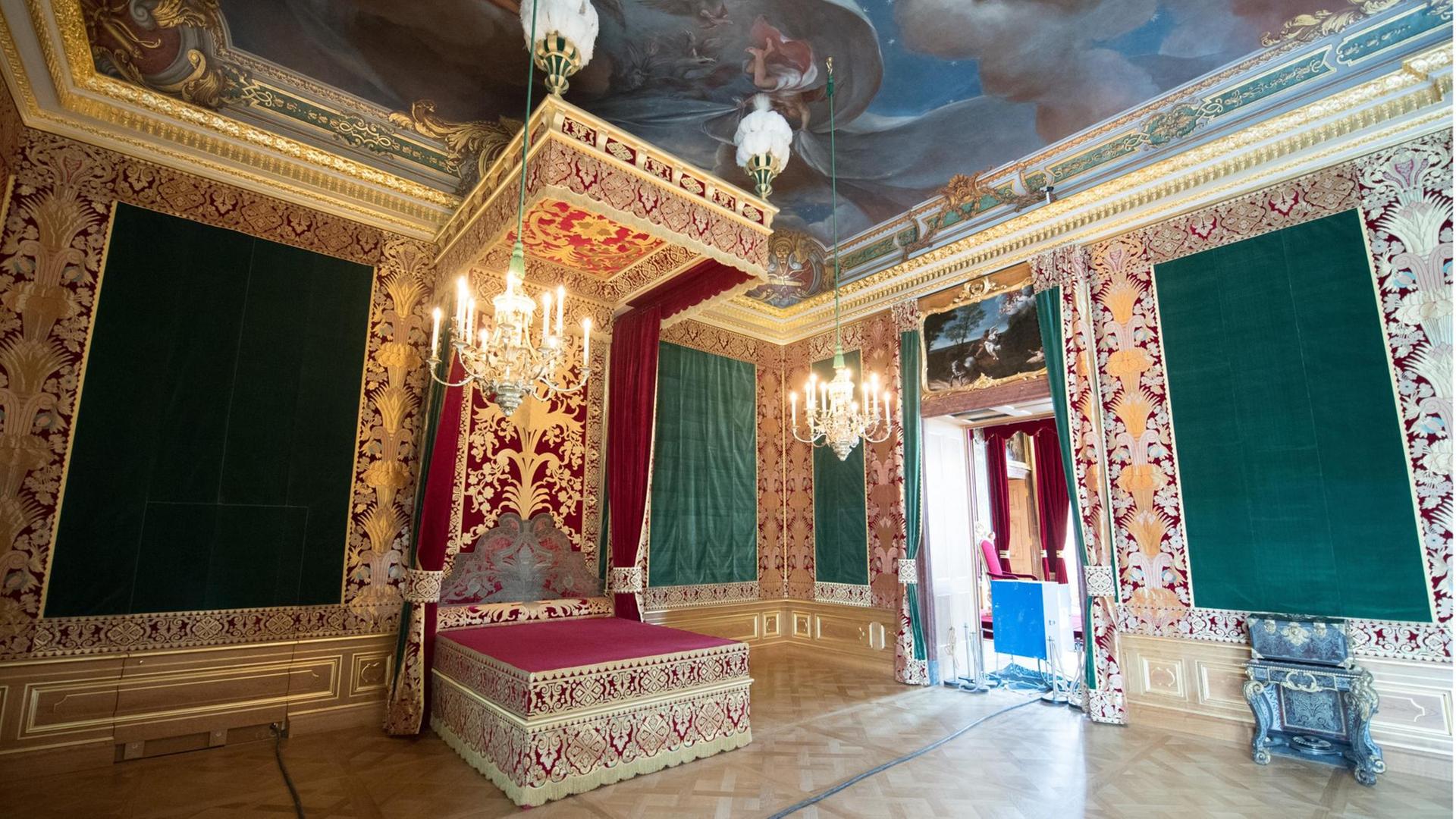 Im reichlich mit Gold verzierten Paradeschlafzimmer im Residenzschloss liegen Kabel auf dem Boden.