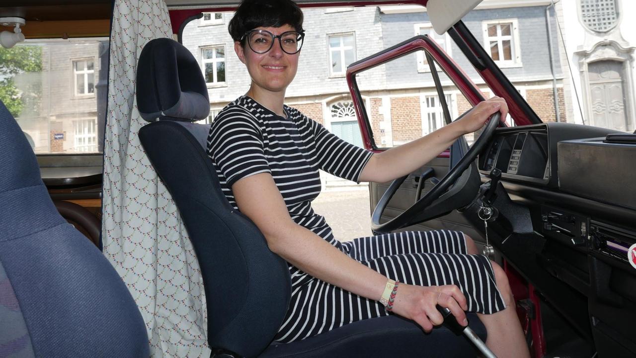 Das bild zeigt die Belgierin Nina Reip am Stuer ihres VW-Bullis.