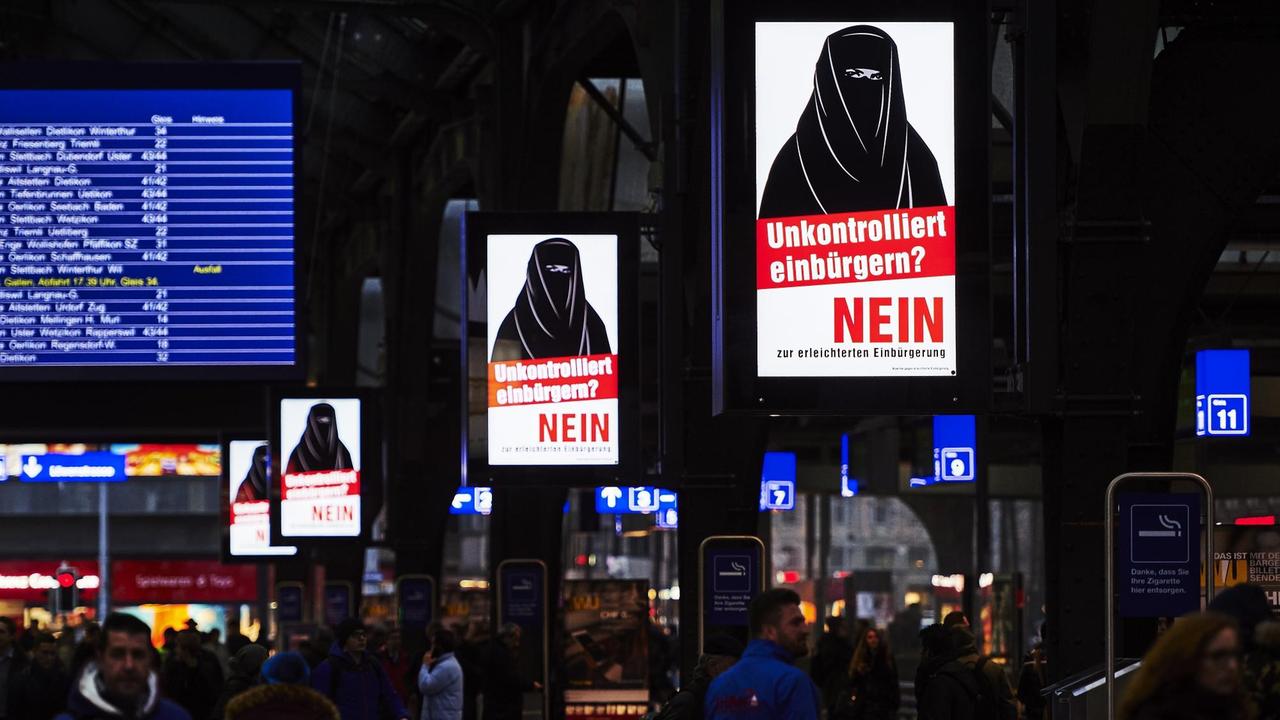 Plakate der Kampagne Die Kampagne gegen die leichtere Einbürgerung gut integrierter junger Ausländer in der Schweiz.