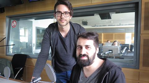 Hinter den Grandbrothers stehen die Musiker Erol Sarp und Lukas Vogel - hier zu Gast bei uns im Studio.