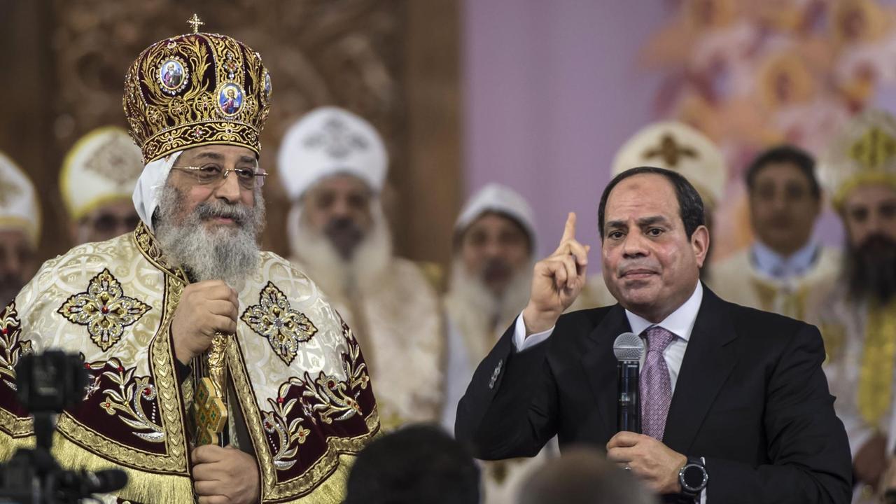 Der ägyptische Präsident al-Sisi steht neben dem koptischen PapstTawadros II (links) während eines Gottesdienstes am Vorabend des kotpschen Weihnachtsfestes in der neuen Kathedrale östlich von Kairo.