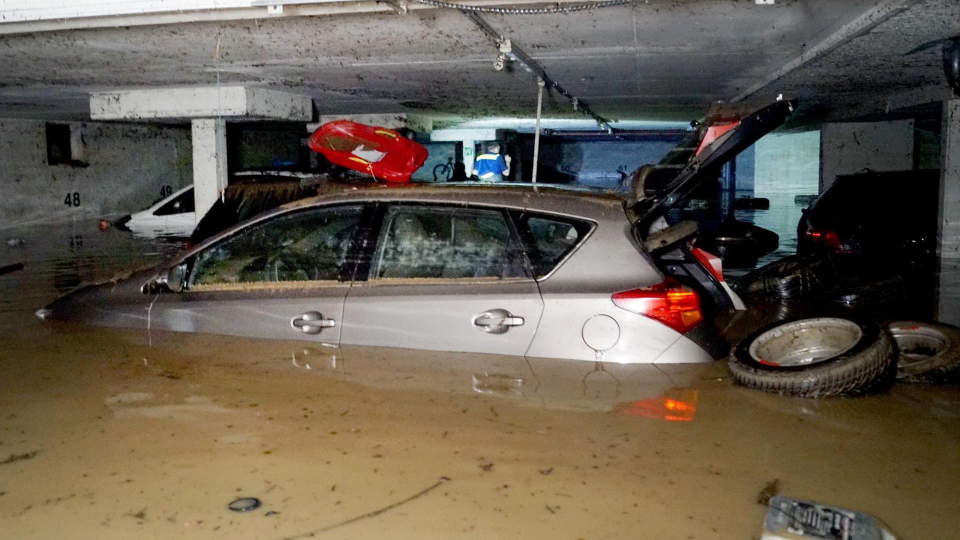 Baden-Württemberg, Hochdorf: In einer nach einem Starkregen überschwemmten Tiefgarage stehen Fahrzeuge unter Wasser.