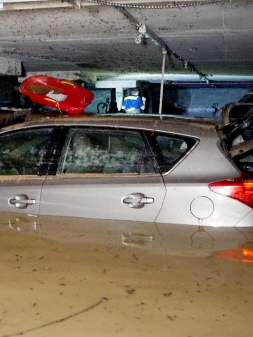 Baden-Württemberg, Hochdorf: In einer nach einem Starkregen überschwemmten Tiefgarage stehen Fahrzeuge unter Wasser.