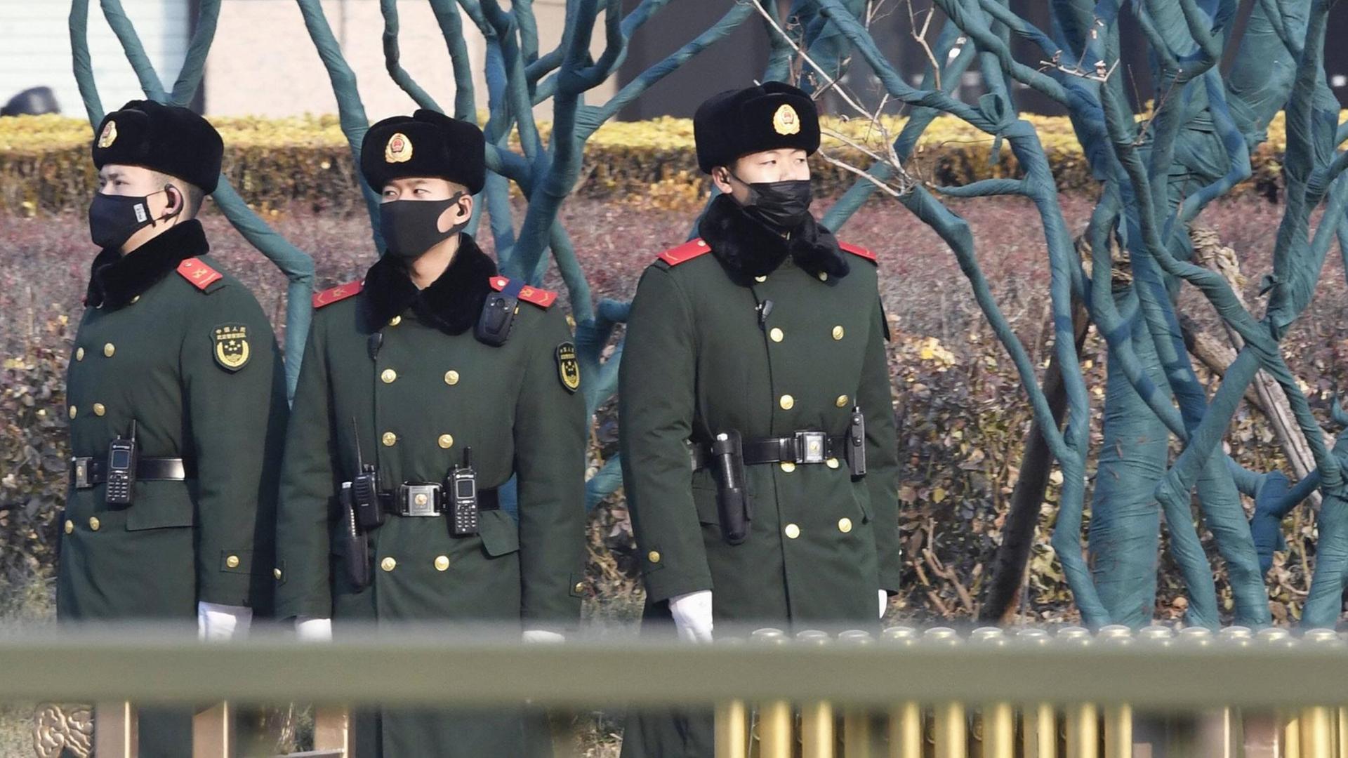 Polizeibeamte in Peking mit Mundschutz.
