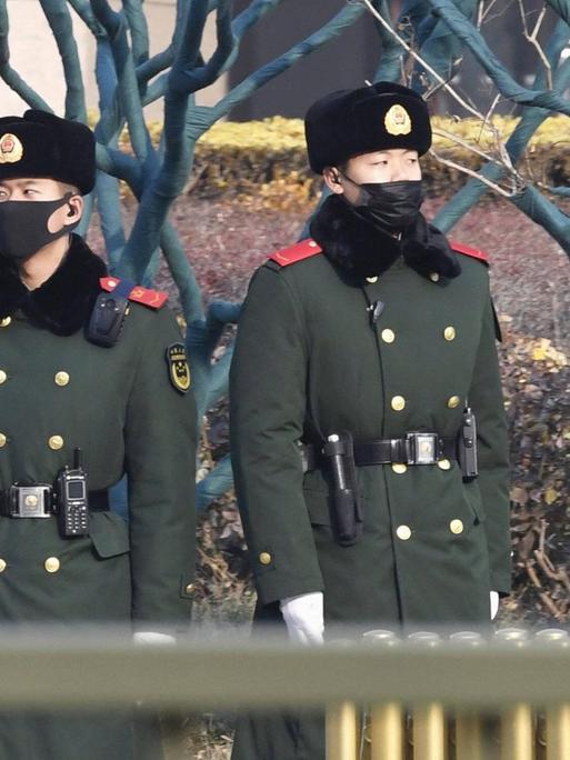 Polizeibeamte in Peking mit Mundschutz.