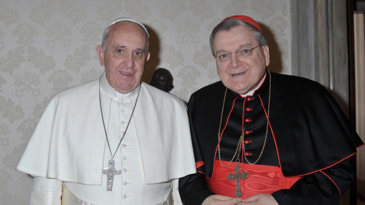 Papst Franziskus und Kurienkardinal Raymond Burke (Bild: dpa / Osservatore Romano)
