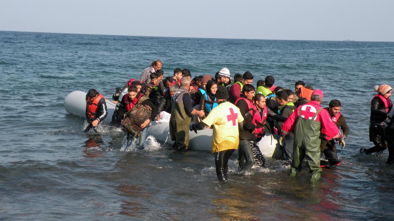 Lesbos: Flüchtlinge in einem Boot