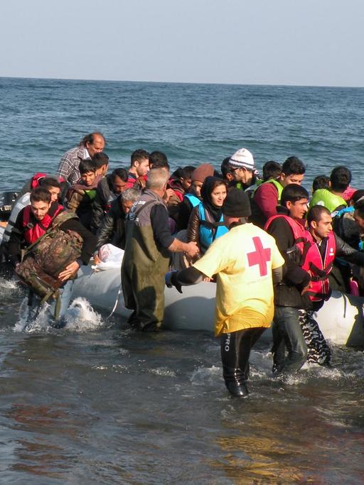 Lesbos: Flüchtlinge in einem Boot