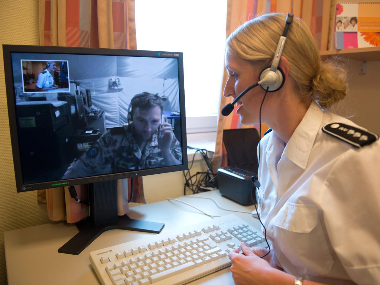 Eine Bundeswehr-Stabsärztin unterhält sich am 13.08.2013 im Bundeswehrkrankenhaus in Westerstede mit einem Soldaten vom Einsatzkontingent der Bundeswehr in Mali über Satellit.