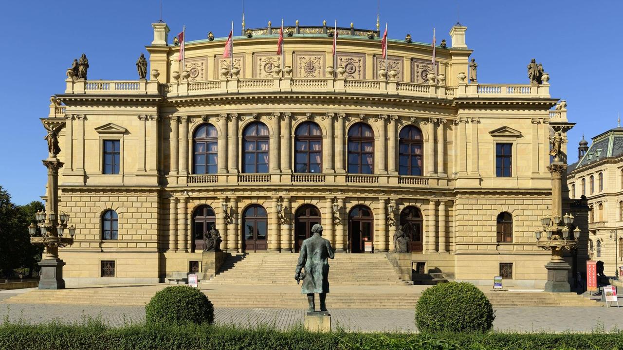Frontalaufnahme des Konzerthauses, das im Stil der Neorenaissance erbaut wurde und eine großzügige Freitreppe hat.