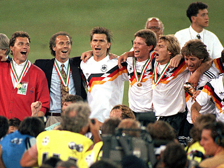 Nach dem WM-Finale Argentinien-Deutschland (0:1) in Rom am 8.7.1990