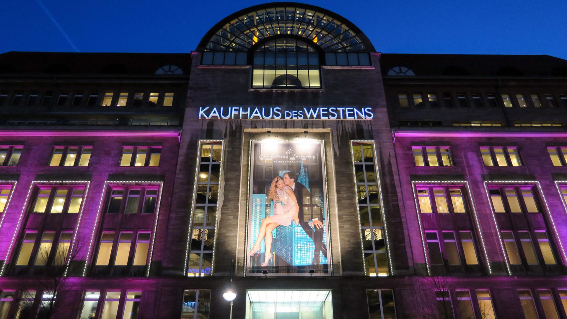 Die lila angeleuchtete Fassade des Kaufhaus des Westens (KaDeWe) in Berlin, aufgenommen am 01.12.2015. Foto: Soeren Stache/dpa