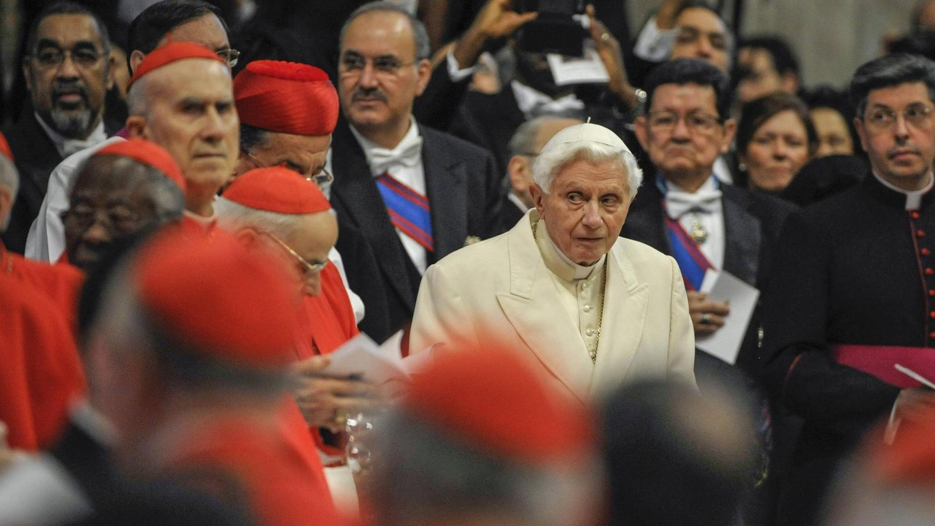 Joseph Ratzinger inmitten vieler Geistlicher