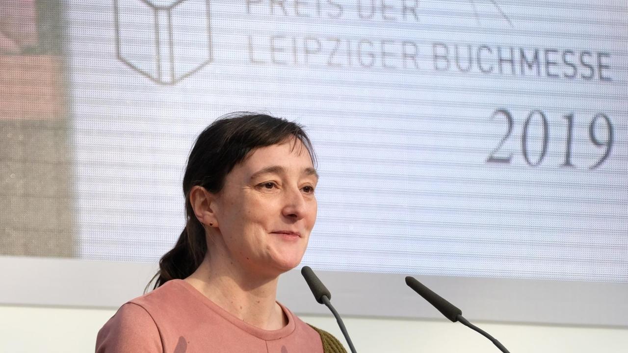 Übersetzerin Eva Ruth Wemme spricht am 21. März 2019 bei der Verleihung des Buchpreises der Leipziger Buchmesse. Sie gewann den Preis in der Kategorie Übersetzung. 