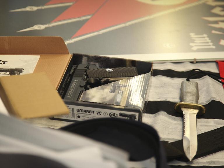Im Innenministerium werden im Juni 2012 sichergestellte Gegenstände einer zuvor bei der in Brandenburg verbotenen Neonazi-Gruppe "Widerstandsbewegung in Südbrandenburg" durchgeführten Razzia präsentiert.