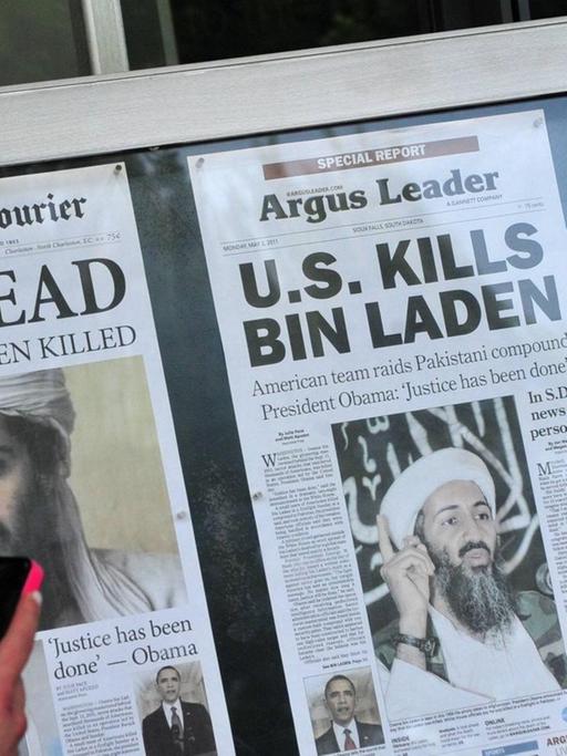 Passanten stehen vor Zeitungen in Washington D.C. nach der Tötung Osama Bin Ladens