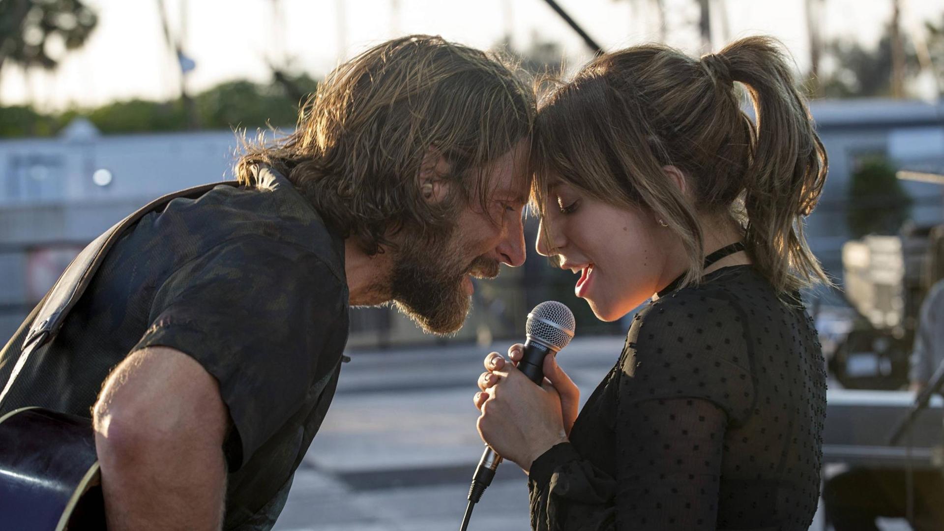 (L-R) BRADLEY COOPER as Jack and LADY GAGA as Ally in the drama A STAR IS BORN, from Warner Bros. Pictures, in association with Live Nation Productions and Metro Goldwyn Mayer Pictures, a Warner Bros. Pictures release. Los Angeles CA PUBLICATIONxINxGERxSUIxAUTxONLY Copyright: xNealxPrestonx 33659_006THA