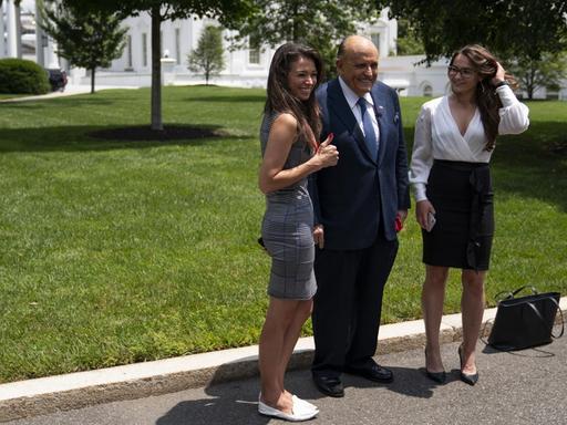 Trump-Anwalt Rudy Giuliani posiert mit Chanel Rion (l.), einer Korrespondentin des TV-Senders, und seiner eigenen Assistentin OAN
