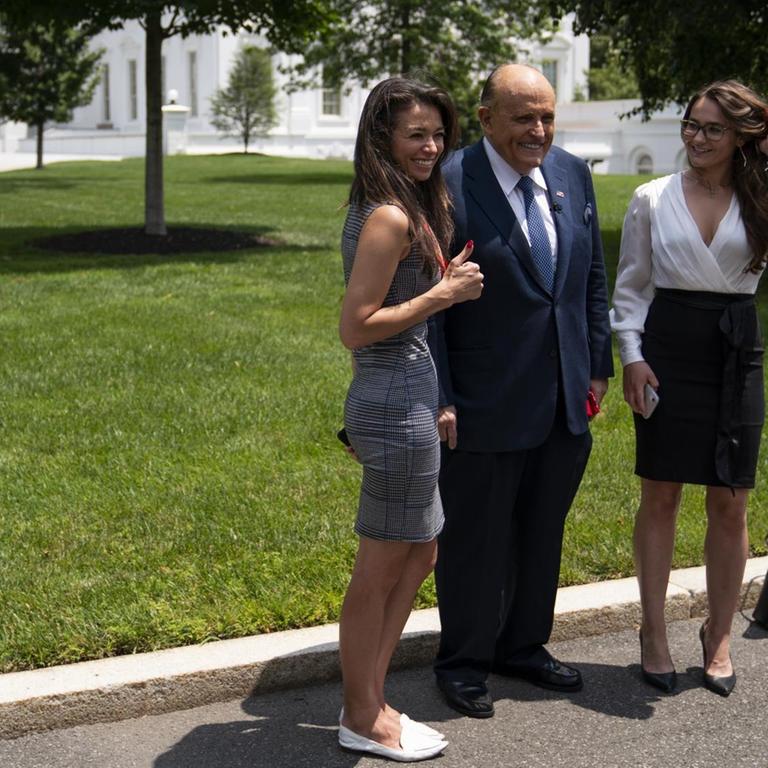 Trump-Anwalt Rudy Giuliani posiert mit Chanel Rion (l.), einer Korrespondentin des TV-Senders, und seiner eigenen Assistentin OAN