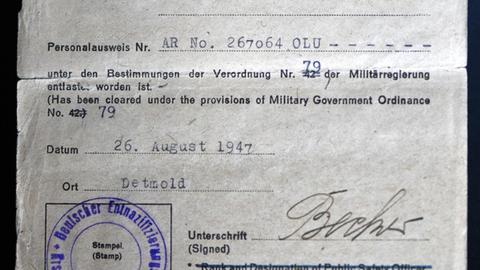 Anonymisiertes Entlastungs-Zeugnis (Clearance Certificate), ausgestellt am 26.08.1947 von dem Deutschen Entnazifizierungs-Ausschuss im ehemaligen Kreis Detmold in der britischen Zone, aufgenommen am 22.09.2018. Solche Entnazifizierungs-Ausschuesse entschieden die leichteren Faelle, Faelle von Angehoerigen verbrecherischer NS-Organisationen wurden von sogenannten Spruchkammern entschieden. Foto: Matthias Toedt/dpa-Zentralbild/ZB/picture alliance