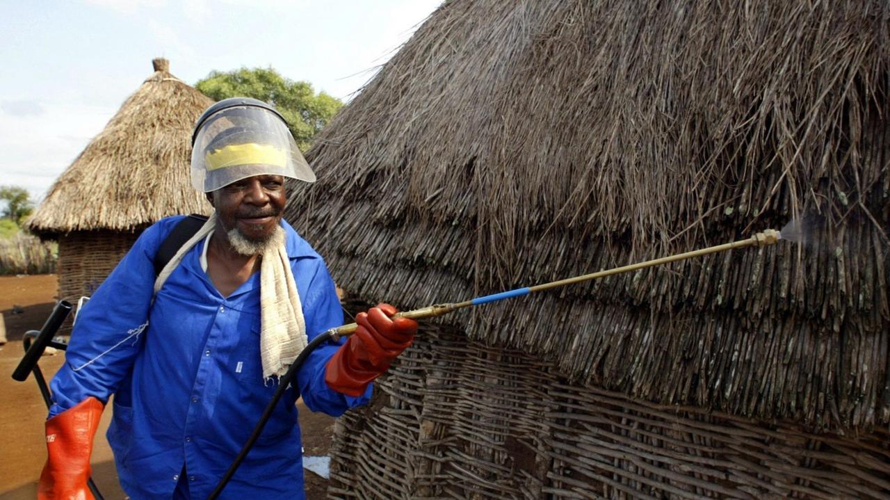 Ein Gesundheitsarbeiter besprüht am 25.4.2003 eine Wohnhütte in Jozini in einem Malariagebiet in Südafrika mit dem Insektizid DDT ein.