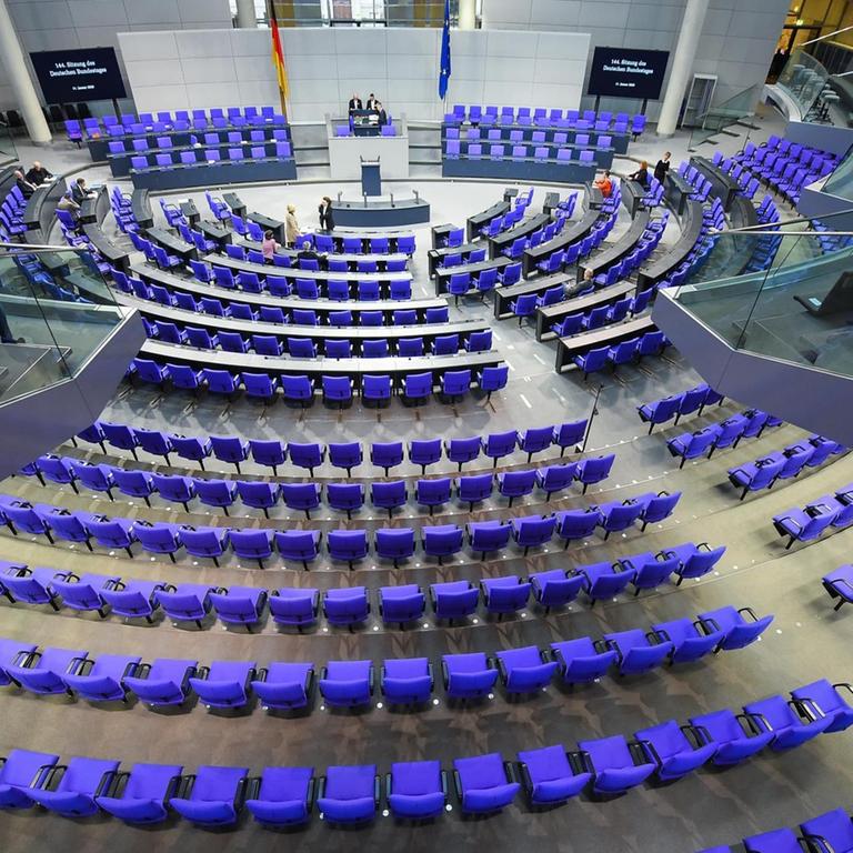 Der Plenarsaal im Reichstagsgebäude vor einer Sitzung des Deutschen Bundestages. 