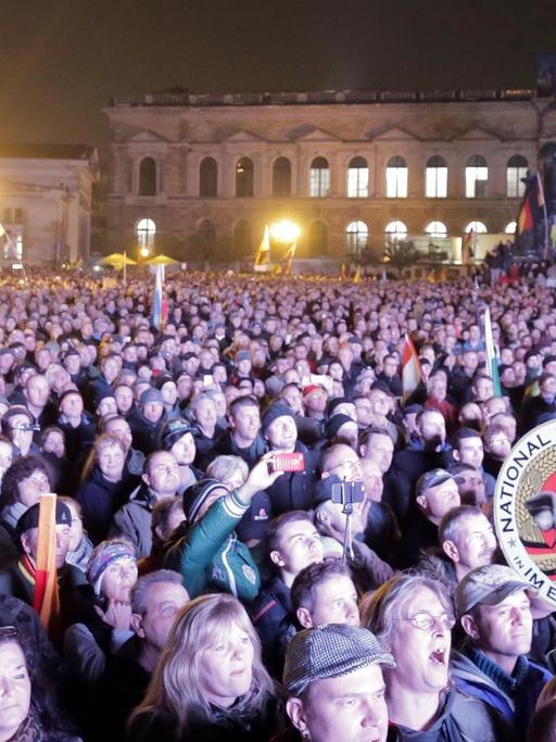 Pegida-Demonstranten vor der Semperoper in Dresden