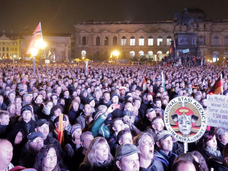 Pegida-Demonstranten vor der Semperoper in Dresden