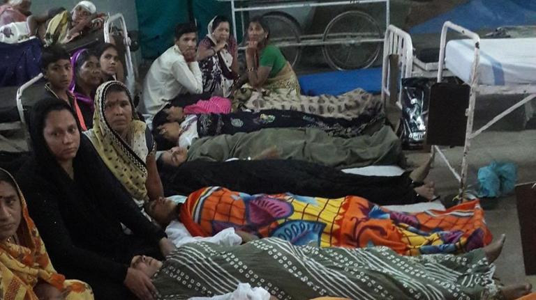 Ein Ruheraum im Sterilisationscamp in Khandwa: Frauen müssen nach der OP noch ruhen, Männer können gleich nach Hause gehen. (Deutschlandradio / Silke Diettrich)