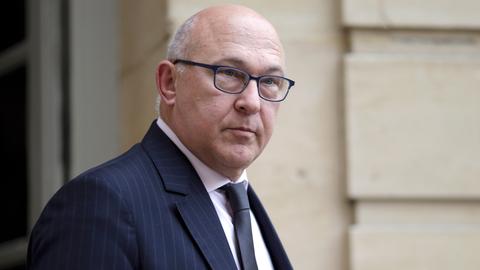 Frankreichs Finanzminister Michel Sapin in Anzug und Krawatte vor einem Gebäude