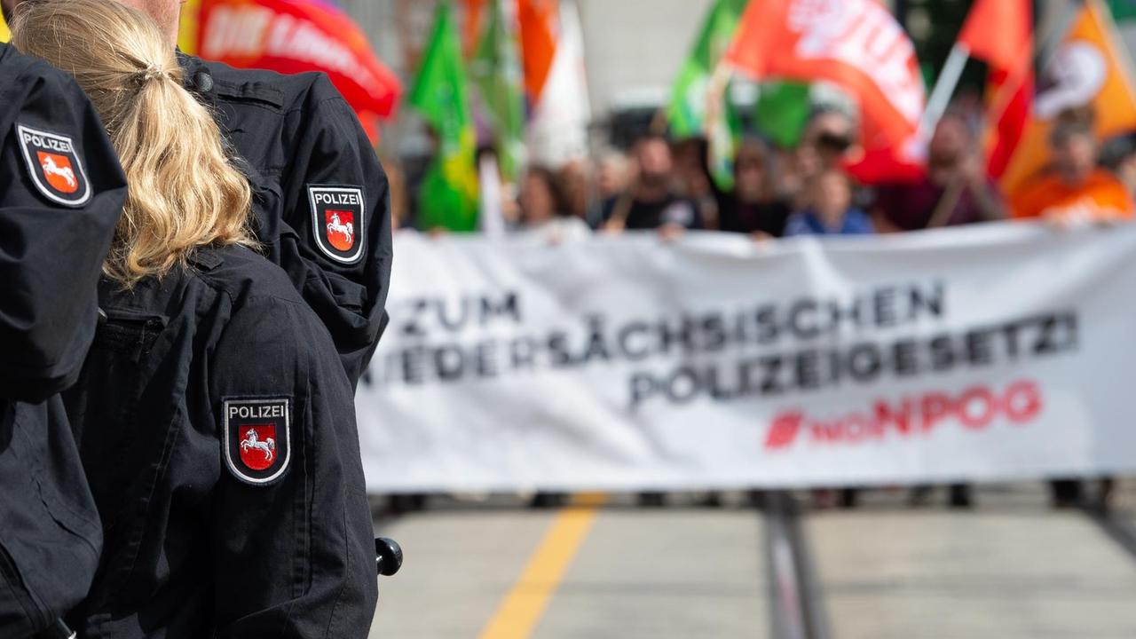Polizisten begleiten die Demonstration des Bündnisses "#noNPOG" in Hannover gegen das neue niedersächsische Polizeigesetz 