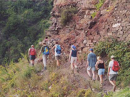 Wandergruppe auf dem Mosel Klettersteig in Calmont.
