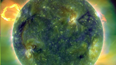 Die Sonne im kurzwelligen Ultraviolett, aufgenommen vom Solar Dynamics Observatory