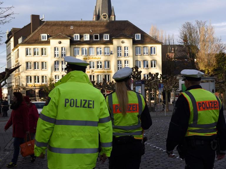 Polizisten patrouillieren am 8. 12. 2015 in der Düsseldorfer Altstadt.