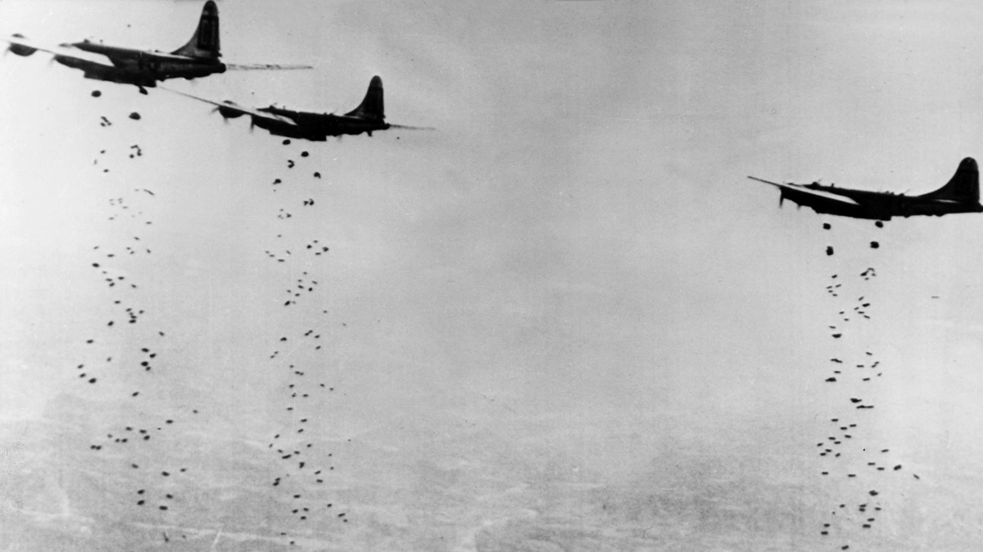 Amerikanische Flugzeuge werfen während des Koreakrieges im Januar 1951 Bomben ab.