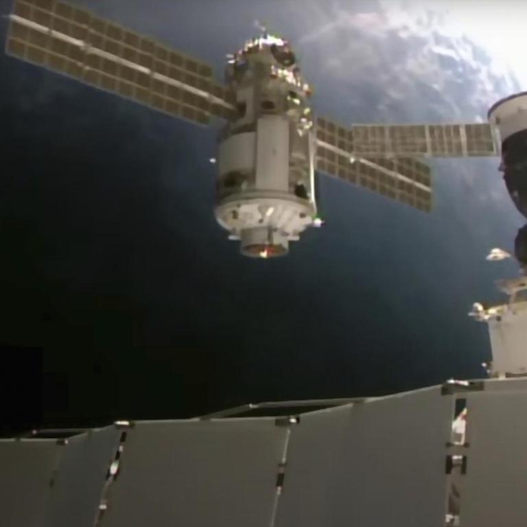 Das Modul "Nauka" beim Andocken an die ISS