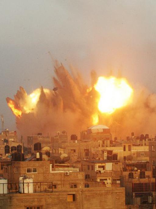 Ein Feuerball steigt nach einem israelischen Luftangriff auf Rafah im südlichen Gazastreifen auf.