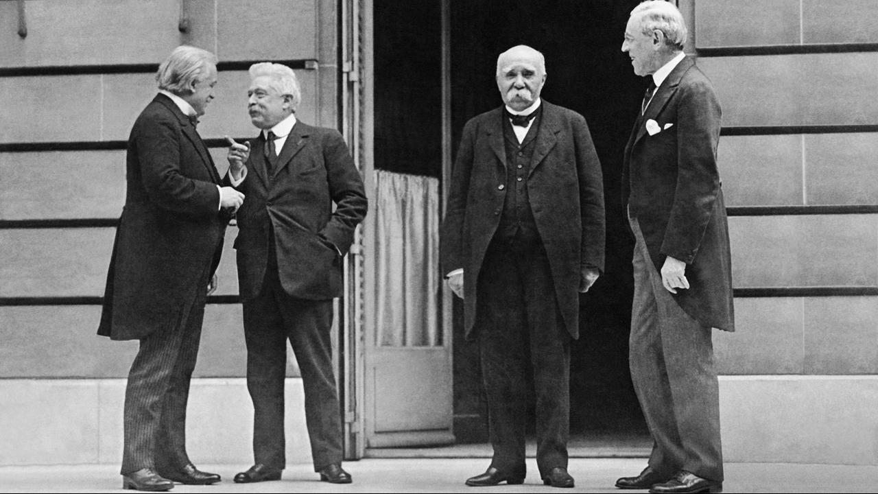 Paris, France: 1919 The Big Four at the Versailles Peace Conference. L-R are: Prime Minister Lloyd George of Great Britain, Prime Minister Vittorio Orlando of Italy, Premier Georges Clemenceau of France, and President Woodrow Wilson of the United States. They are meeting at the Hotel Crillon in Paris. PUBLICATIONxINxGERxSUIxAUTxHUNxONLY 990_16_4-WWI-Peace_1HR

Paris France 1919 The Big Four AT The Versailles Peace Conference l r are Prime Ministers Lloyd George of Great Britain Prime Ministers Vittorio Orlando of Italy Premier Georges Clemenceau of France and President Woodrow Wilson of The United States They are Meeting AT The Hotel Crillon in Paris PUBLICATIONxINxGERxSUIxAUTxHUNxONLY 990_16_4 WWI Peace_1HR