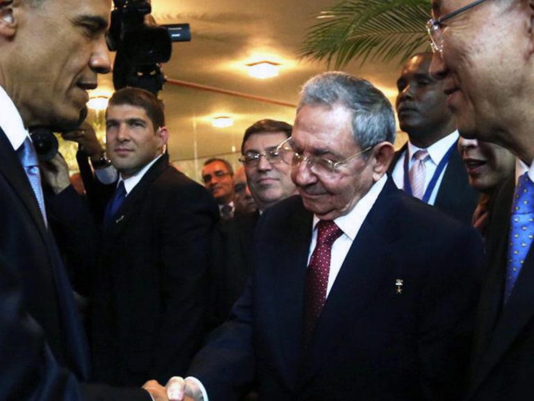 US-Präsident Barack Obama und Kubas Staatschef Raúl Castro geben sich die Hand.