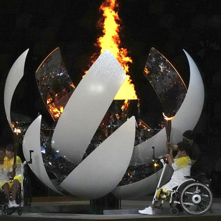 Die paralympische Fakel wird während der Eröffnungsfeier der Paralympics 2020 in Tokio entzündet.