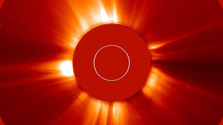 Ein Sungrazer-Komet (unten) nah an der Sonne (weißer Kreis)