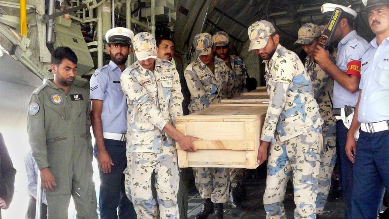 epa03756599 Pakistani Air Force officials carry a coffins containing the body of one of the foreign tourists upon their repatriation from Gilgit, at Chaklala Airbase in Rawalpindi, Pakistan, 23 June 2013. Islamist militants have killed ten foreigners, ide epa03756599 Pakistani Air Force officials carry a coffins containing the body of one of the foreign tourists upon their repatriation from Gilgit, at Chaklala Airbase in Rawalpindi, Pakistan, 23 June 2013. Islamist militants have killed ten foreigners, ide