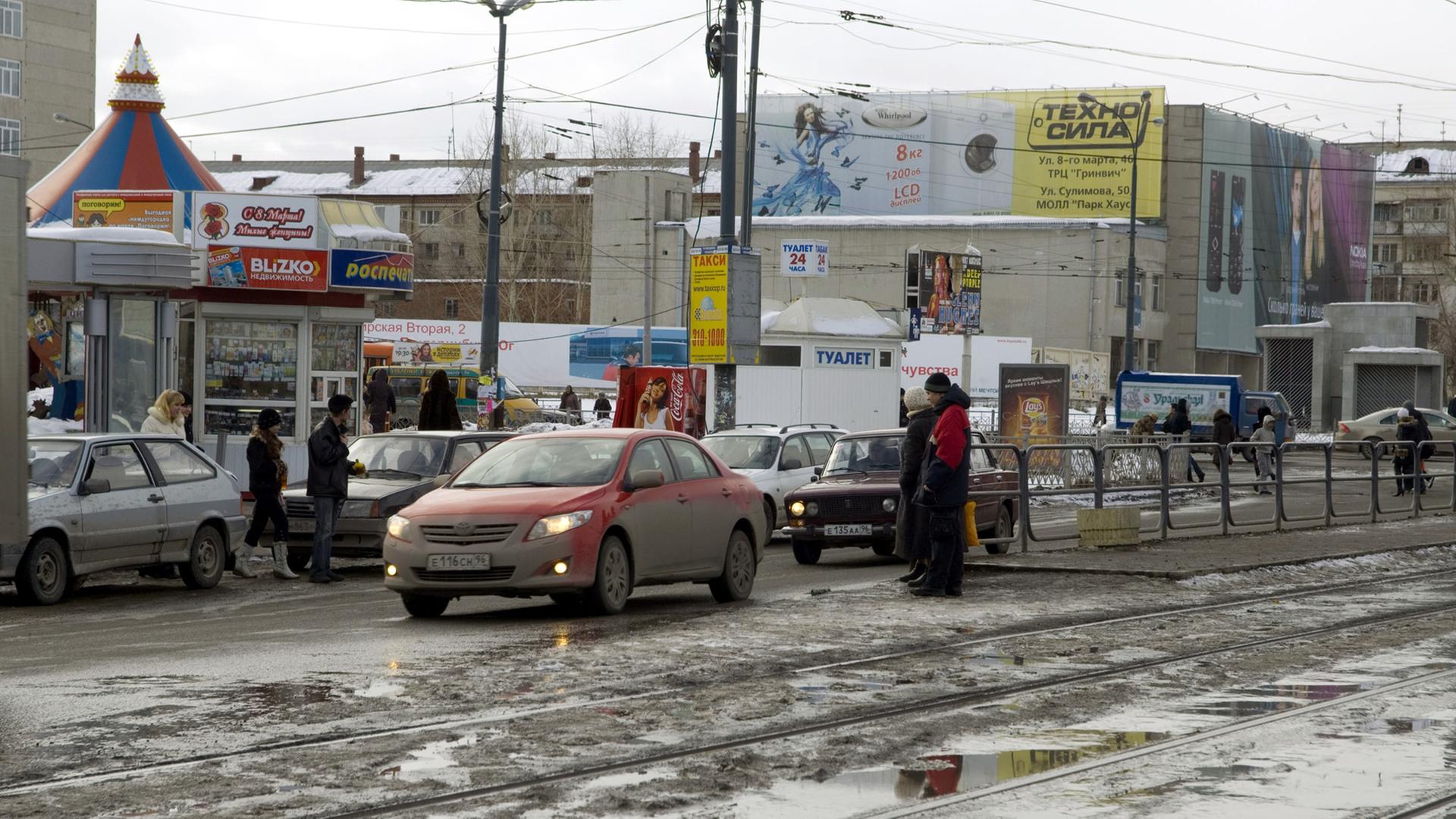 Straßenszene in Jekaterinburg im Ural: Mit über 1,3 Millionen Einwohner ist die Stadt an der Grenze zwischen Europa und Asien die viertgrößte Russlands. Straßenszene in Jekaterinburg im Ural: Mit über 1,3 Millionen Einwohner ist die Stadt an der Grenze zwischen Europa und Asien die viertgrößte Russlands.