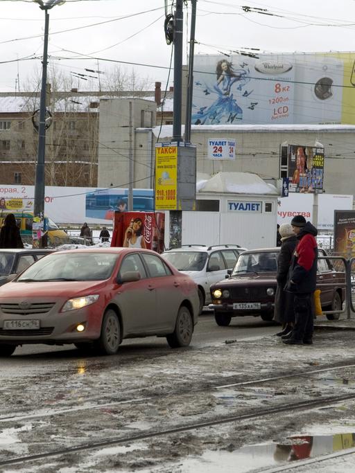 Straßenszene in Jekaterinburg im Ural: Mit über 1,3 Millionen Einwohner ist die Stadt an der Grenze zwischen Europa und Asien die viertgrößte Russlands.