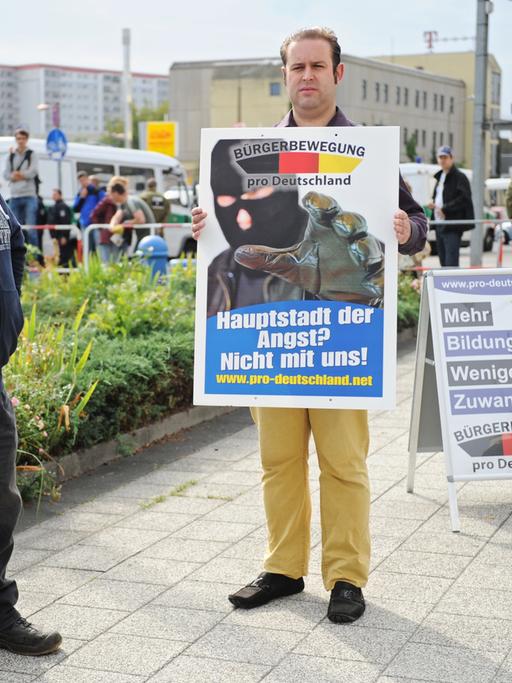 Anhänger der Bürgerbewegung pro Deutschland protestieren gegen das neue Flüchtlingsheim in Berlin-Hellersdorf.